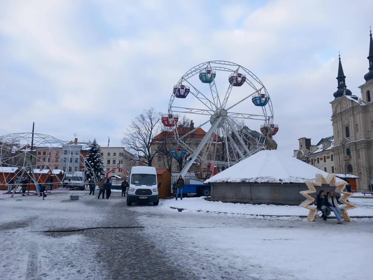Přípravy na zahájení adventu v Jihlavě jdou do finále. Podívejte se na náměstí