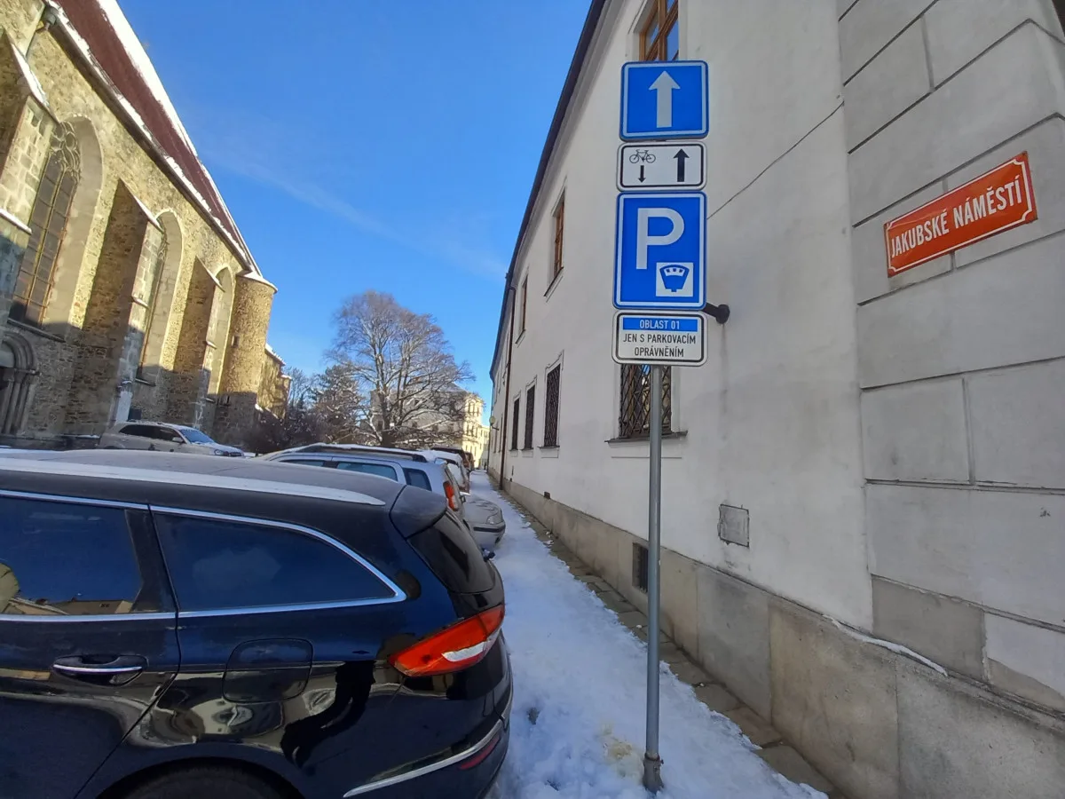 Parkování v Jihlavě XXII: Jakubské náměstí je dle radnice s modrými zónami uklizené