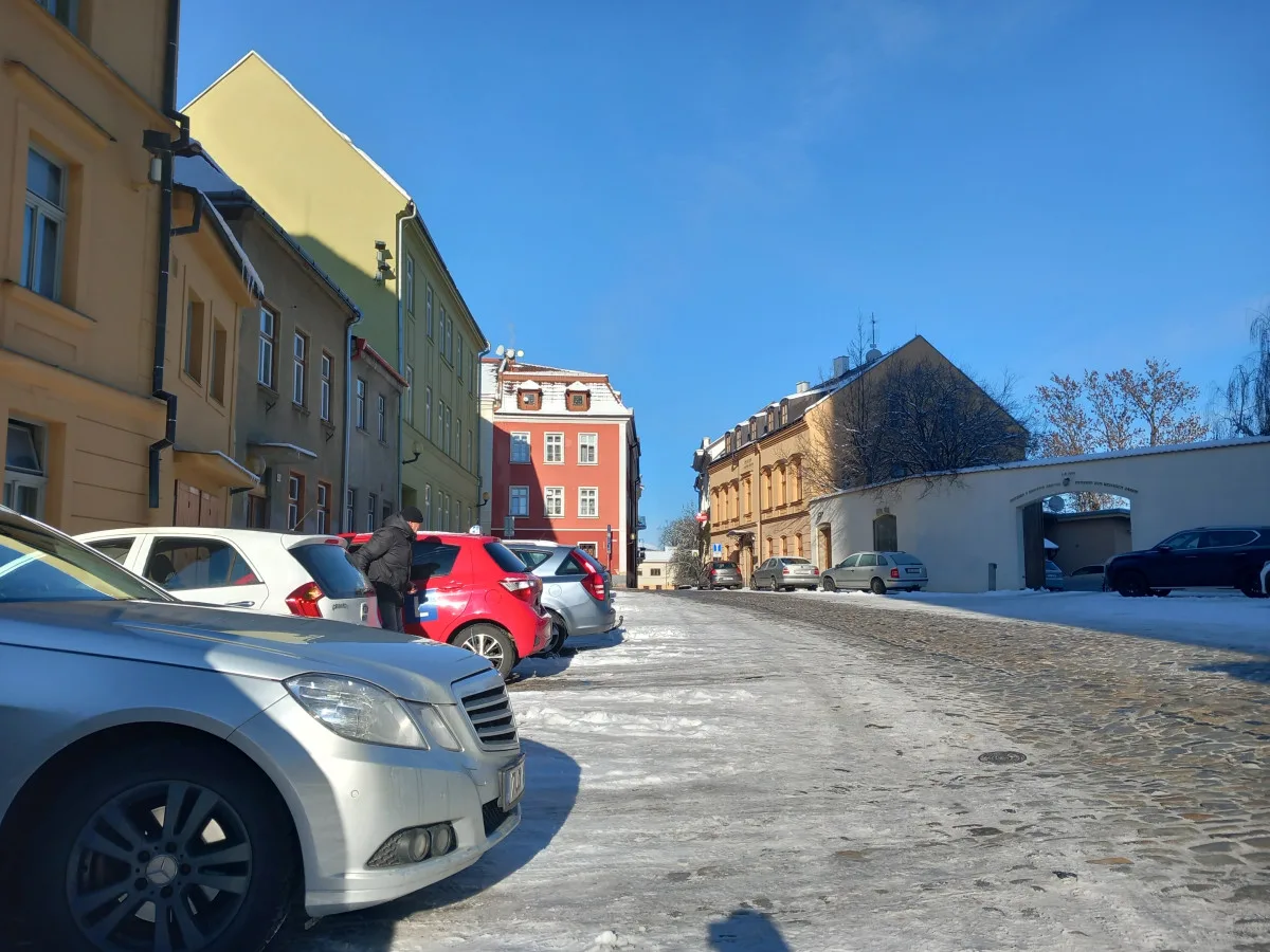 Parkování v Jihlavě XXII: Jakubské náměstí je dle radnice s modrými zónami uklizené