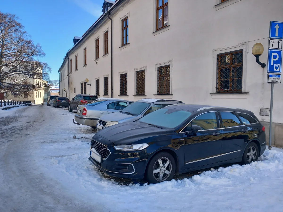 Parkování v Jihlavě XXII: Jakubské náměstí je dle radnice s modrými zónami uklizené