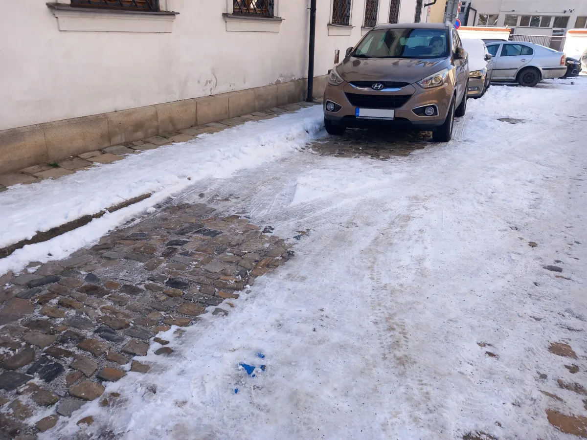 Parkování v Jihlavě XXII: Jakubské náměstí je dle radnice s modrými zónami uklizené
