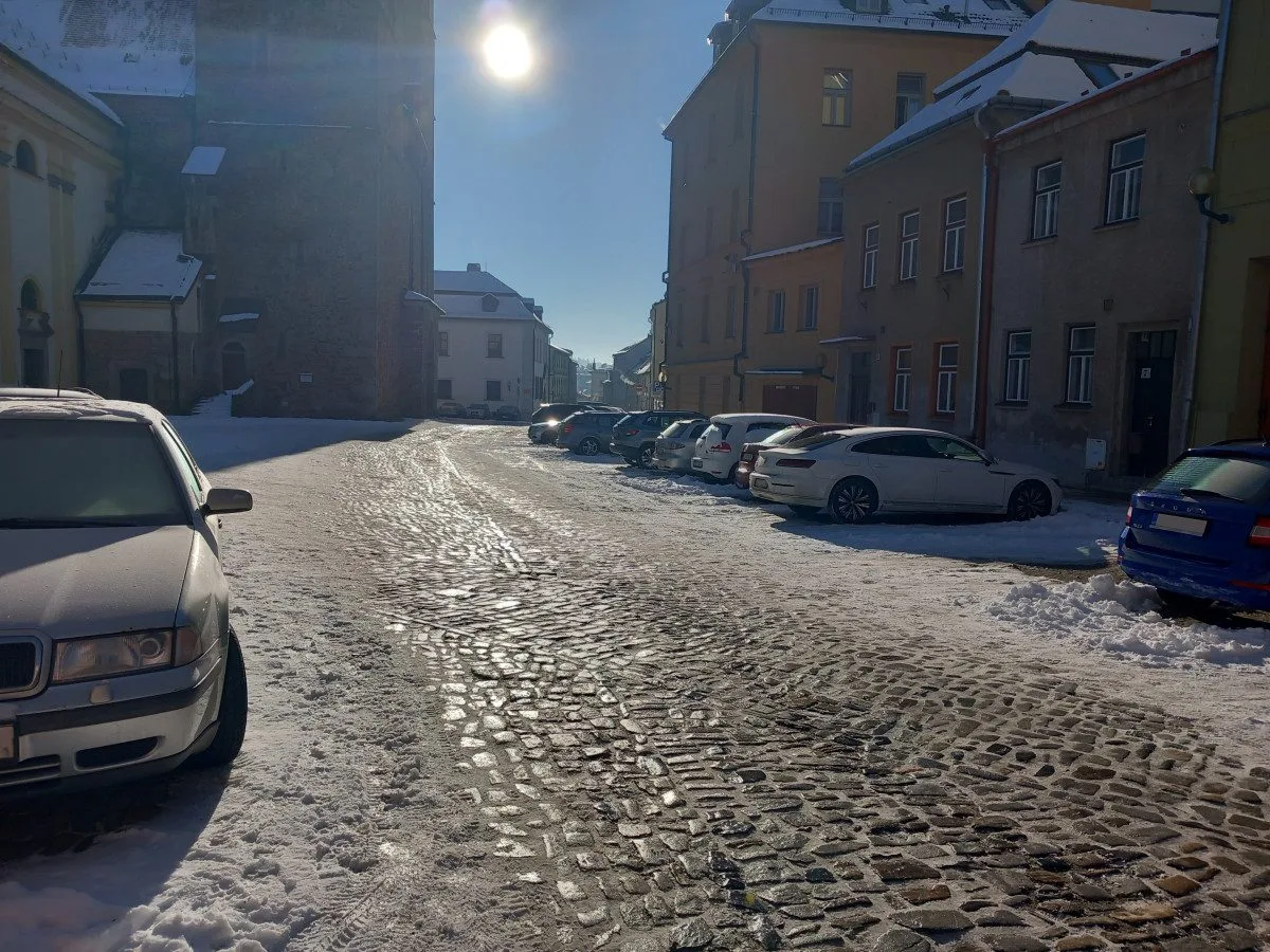 Parkování v Jihlavě XXII: Jakubské náměstí je dle radnice s modrými zónami uklizené