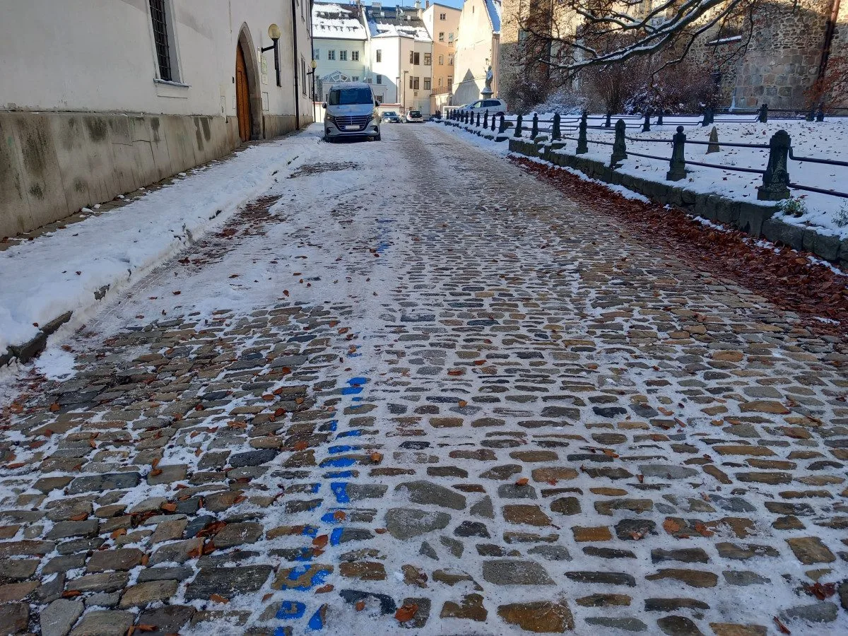 Parkování v Jihlavě XXII: Jakubské náměstí je dle radnice s modrými zónami uklizené
