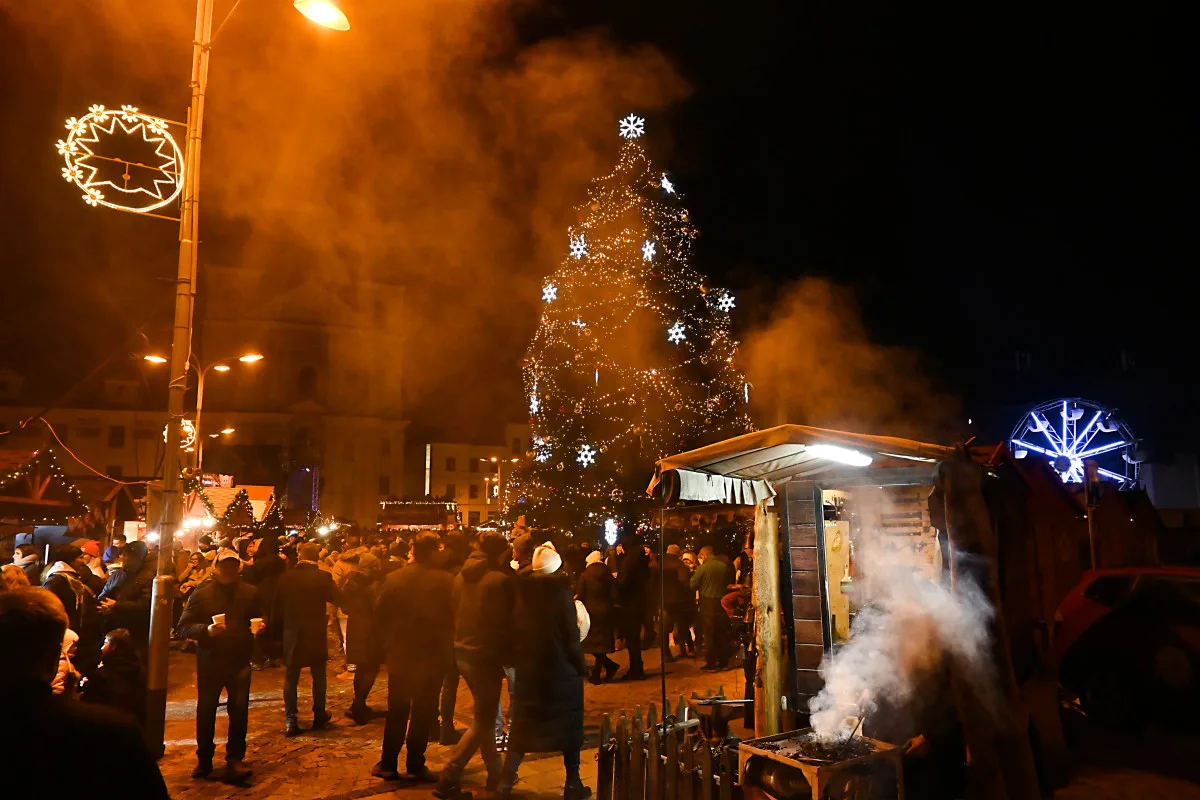 VIDEO: Vánoční strom v Jihlavě už svítí, farář létal nad náměstím a žehnal lidem. Foto: Daniela Drozdová