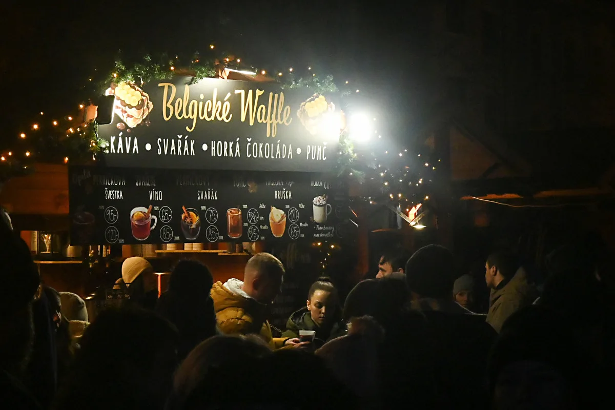 FOTO: Ceny v adventní vesničce v Jihlavě: Trdelník za osmdesát, svařák i pod padesát