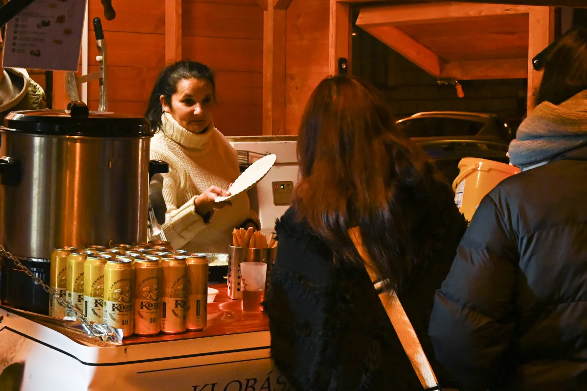 FOTO: Ceny v adventní vesničce v Jihlavě: Trdelník za osmdesát, svařák i pod padesát