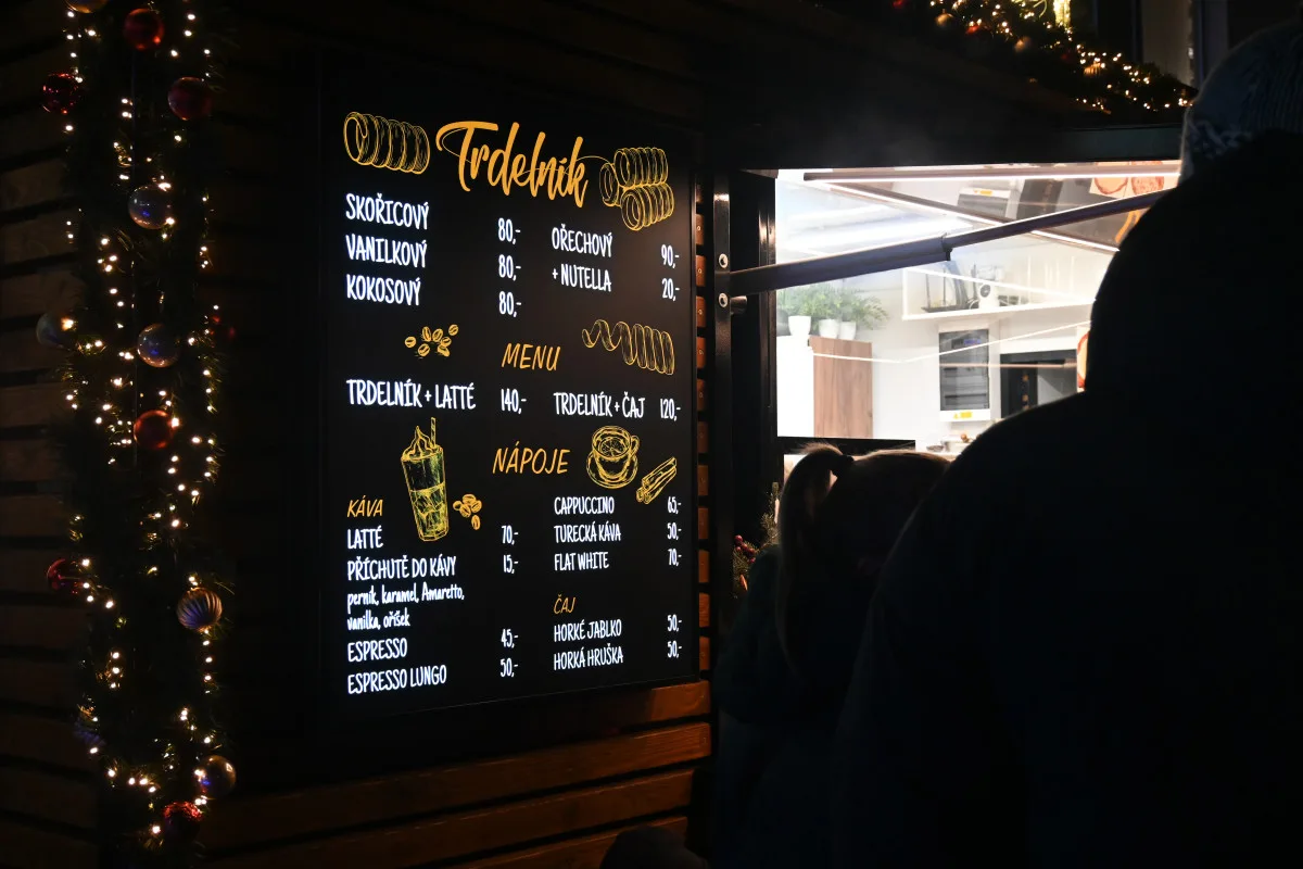 FOTO: Ceny v adventní vesničce v Jihlavě: Trdelník za osmdesát, svařák i pod padesát