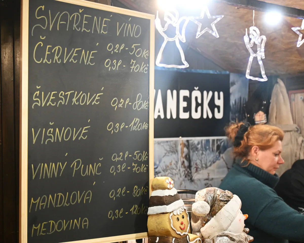 FOTO: Ceny v adventní vesničce v Jihlavě: Trdelník za osmdesát, svařák i pod padesát