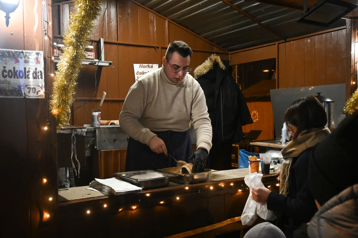 FOTO: Ceny v adventní vesničce v Jihlavě: Trdelník za osmdesát, svařák i pod padesát