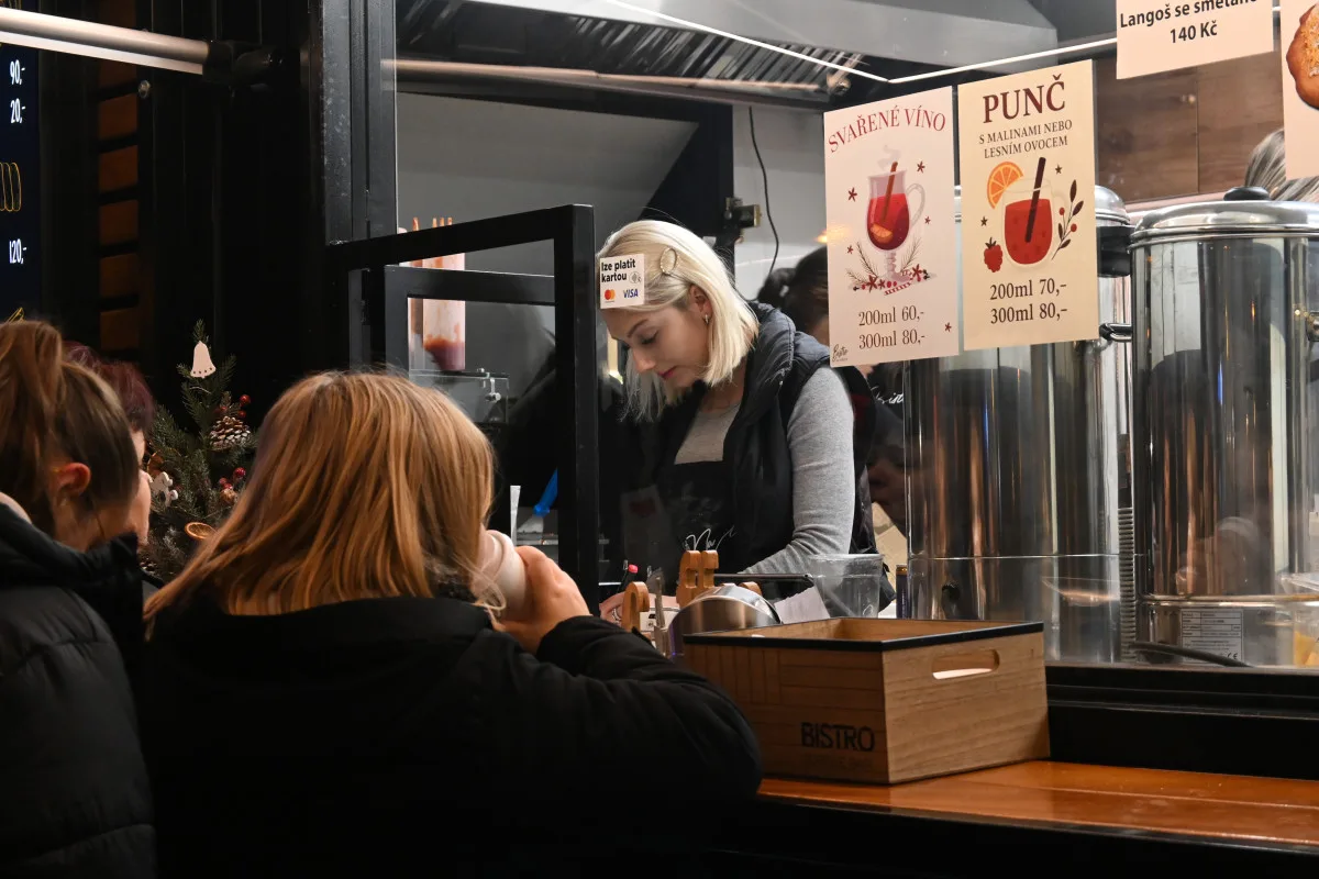 FOTO: Ceny v adventní vesničce v Jihlavě: Trdelník za osmdesát, svařák i pod padesát