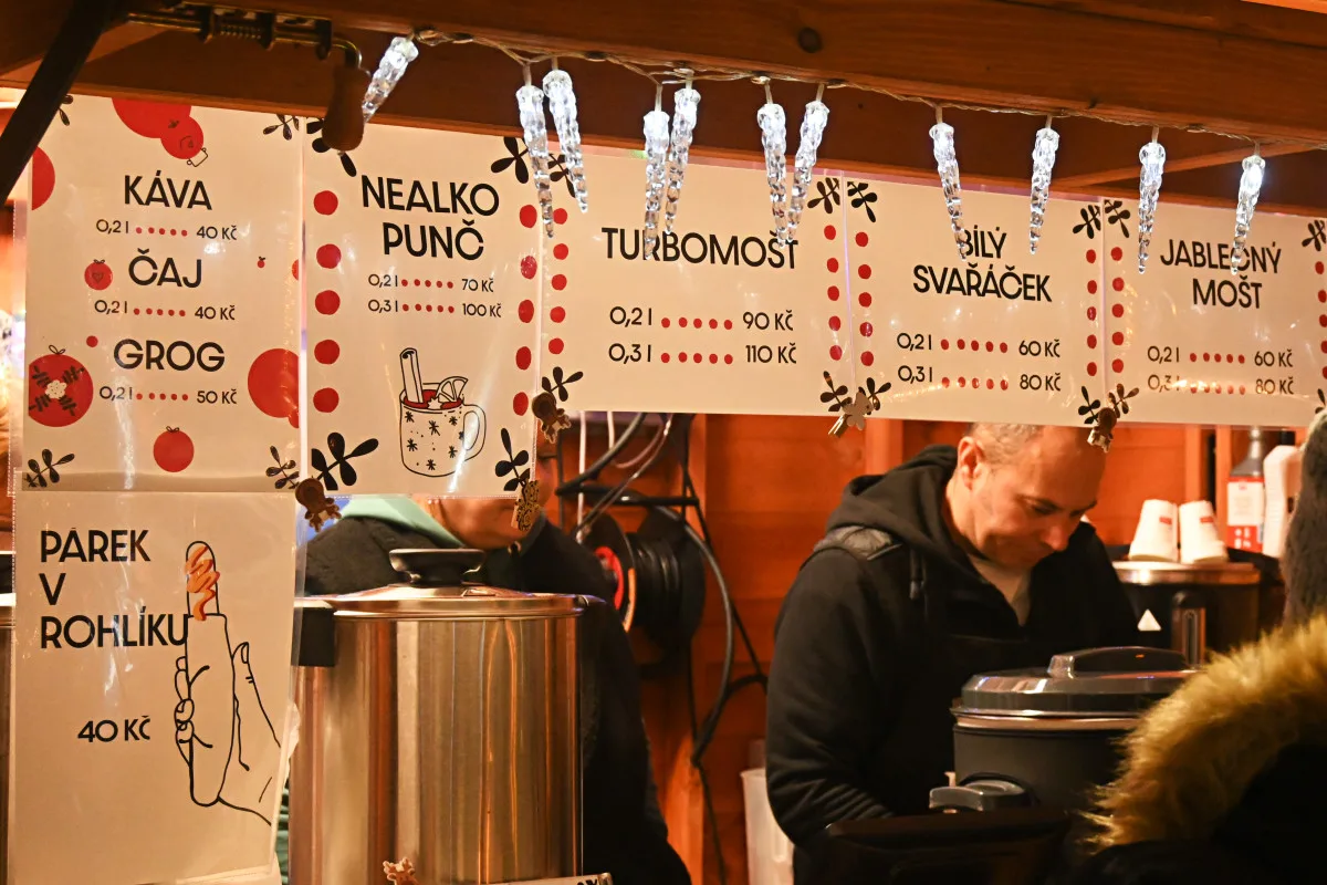 FOTO: Ceny v adventní vesničce v Jihlavě: Trdelník za osmdesát, svařák i pod padesát