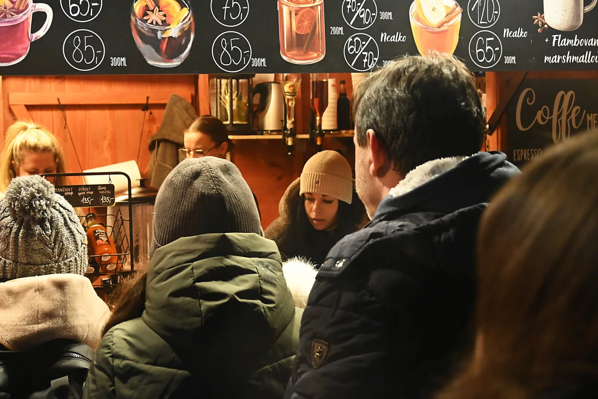 FOTO: Ceny v adventní vesničce v Jihlavě: Trdelník za osmdesát, svařák i pod padesát