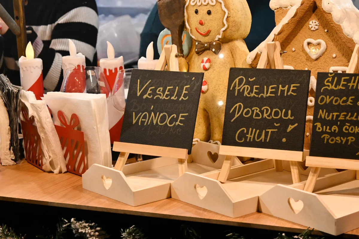 FOTO: Ceny v adventní vesničce v Jihlavě: Trdelník za osmdesát, svařák i pod padesát
