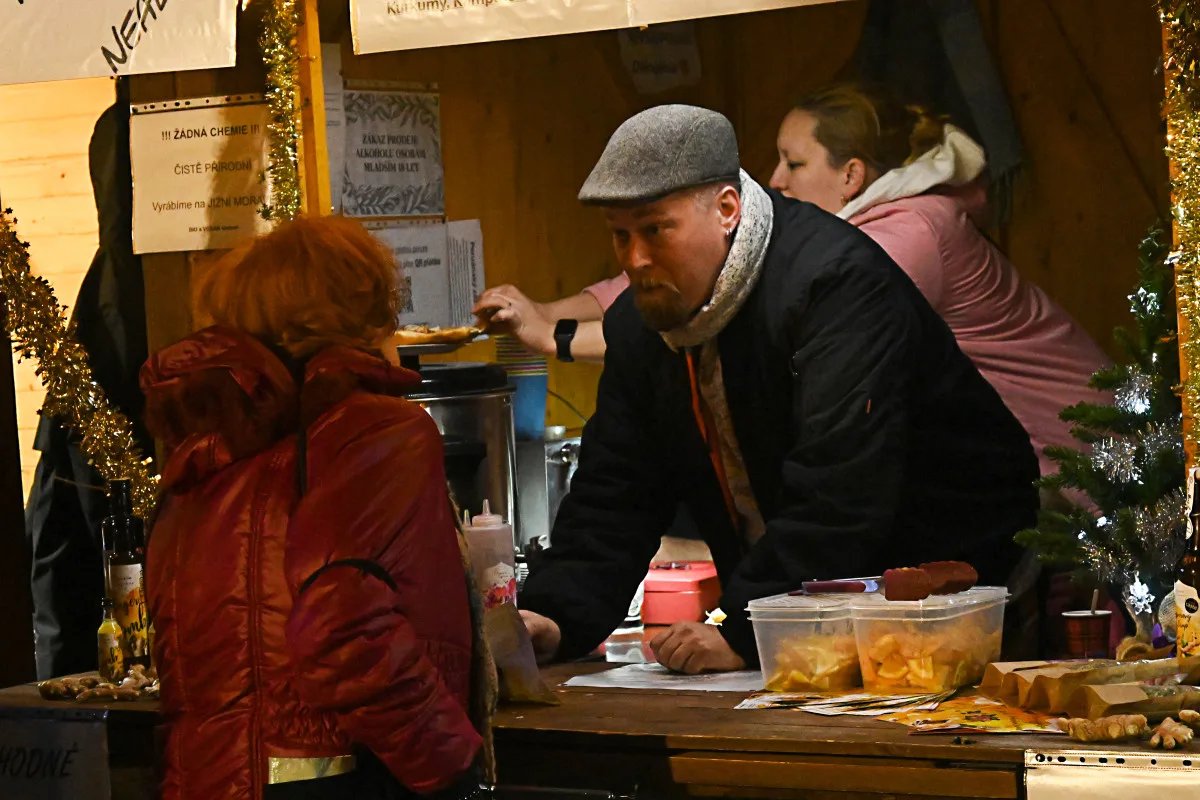 FOTO: Ceny v adventní vesničce v Jihlavě: Trdelník za osmdesát, svařák i pod padesát