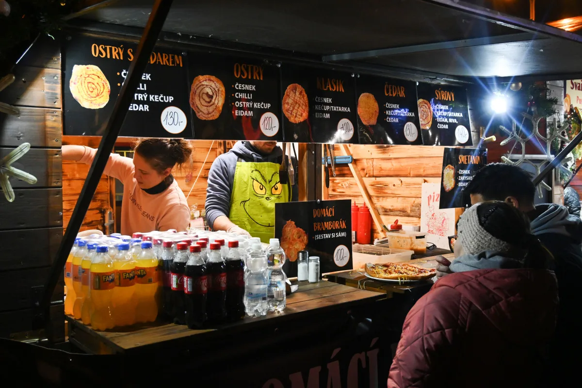 FOTO: Ceny v adventní vesničce v Jihlavě: Trdelník za osmdesát, svařák i pod padesát