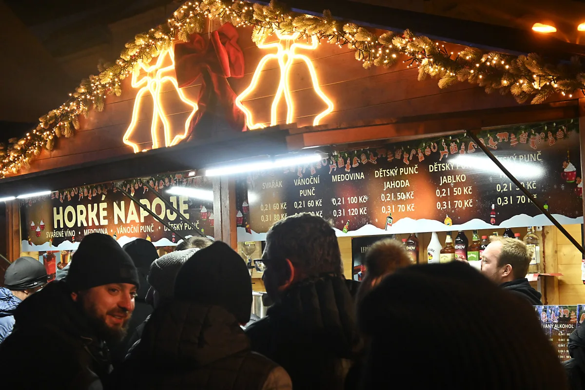 FOTO: Ceny v adventní vesničce v Jihlavě: Trdelník za osmdesát, svařák i pod padesát