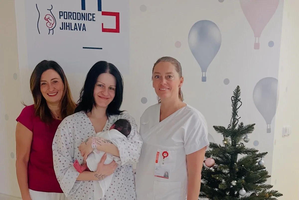 Romana Daňhelová, staniční sestra porodního sálu, maminka malé Amy a Petra Herboltová, primářka gynekologicko-porodnického oddělení. Foto: Se svolením Nemocnice Jihlava