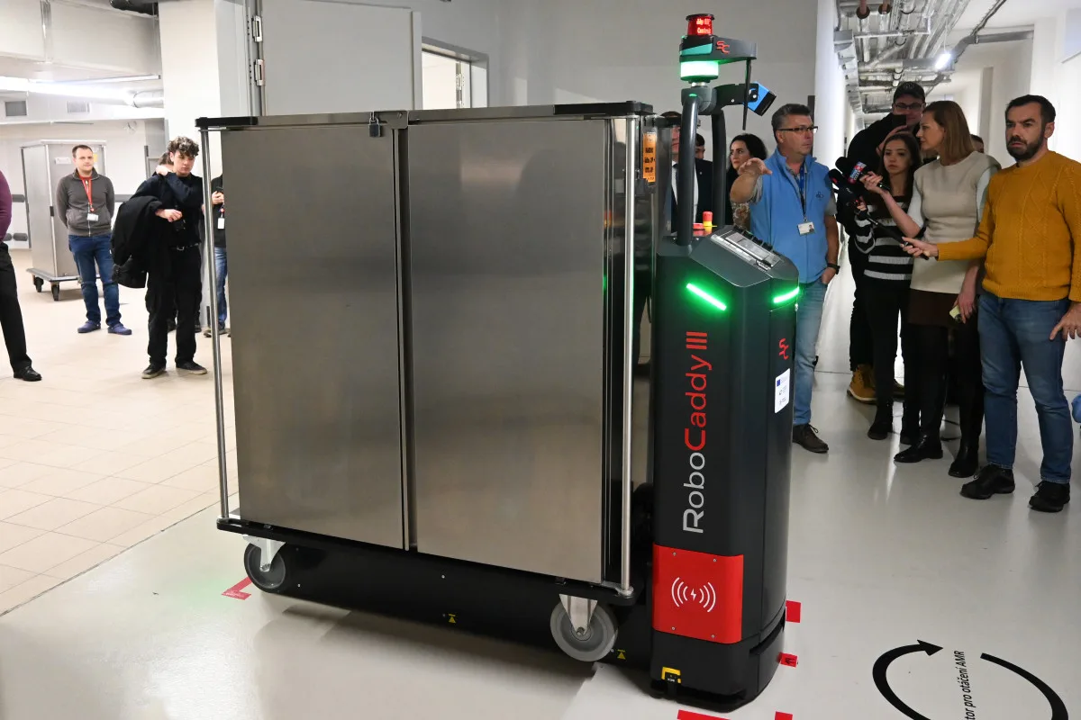 Robot v Nemocnici Jihlava rozváží jídlo, do budoucna může pomáhat i jinde