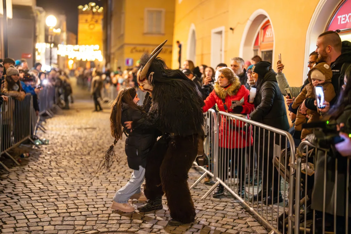 FOTO: Centrem Jihlavy prošel průvod krampusáků, davy přihlížejících děsil i bavil