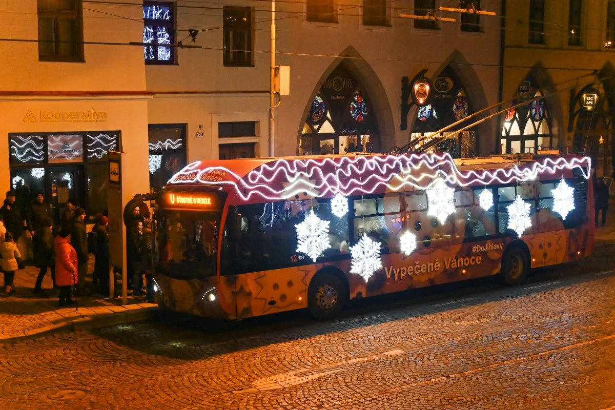 FOTO: Vánoční trolejbus jezdí ulicemi Jihlavy. Hraje, voní a vozí medvědy. Foto: Daniela Drozdová