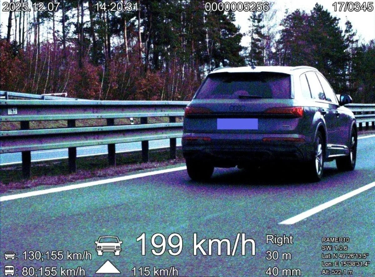 Dva závodníci v BMW a Audi na D1. Jeden dostal na místě i tučnou pokutu