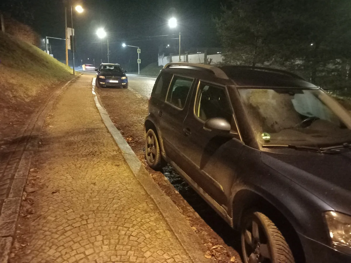 Parkování v Jihlavě XXIII: Nad zoo je parkoviště P+R. Vejde se tam ale jen pár aut