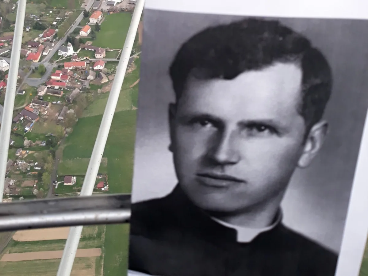 FOTO: Letec Vochyán podnikl pouť po stopách pátera Toufara, umučeného komunisty. Foto: Se svolením Josefa ´Joe´ Vochyána