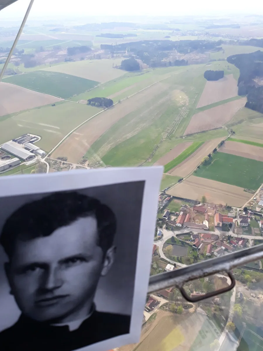 FOTO: Letec Vochyán podnikl pouť po stopách pátera Toufara, umučeného komunisty