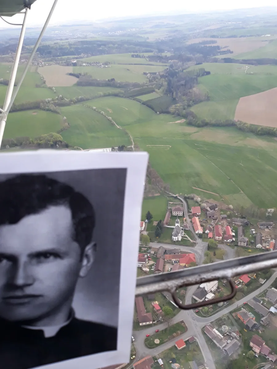 FOTO: Letec Vochyán podnikl pouť po stopách pátera Toufara, umučeného komunisty