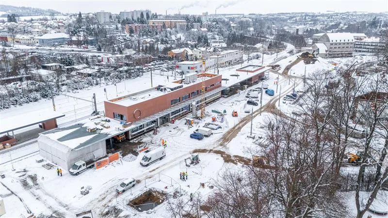 Ke kolejím po štěrku, provizorní čekárna i záchody. Na městské nádraží se vrací vlaky