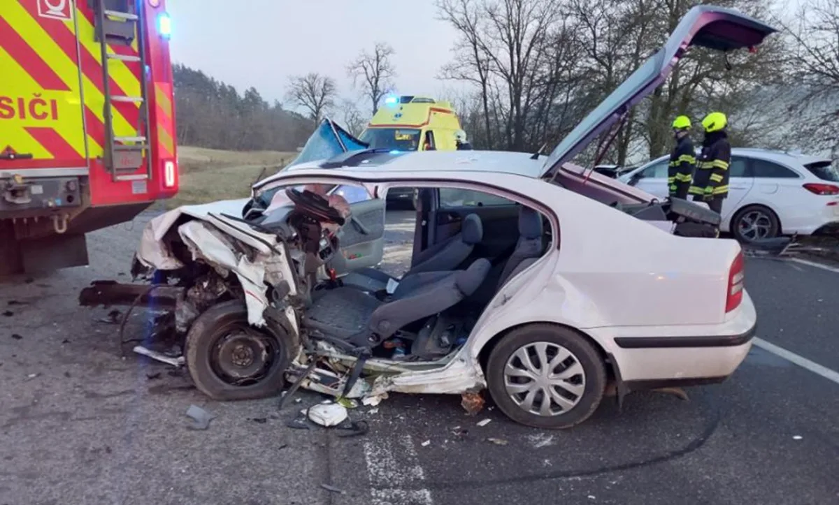 Mladá řidička se nevěnovala řízení. Přejela do protisměru a srazila se s jiným autem. Foto: Se svolením Policie ČR