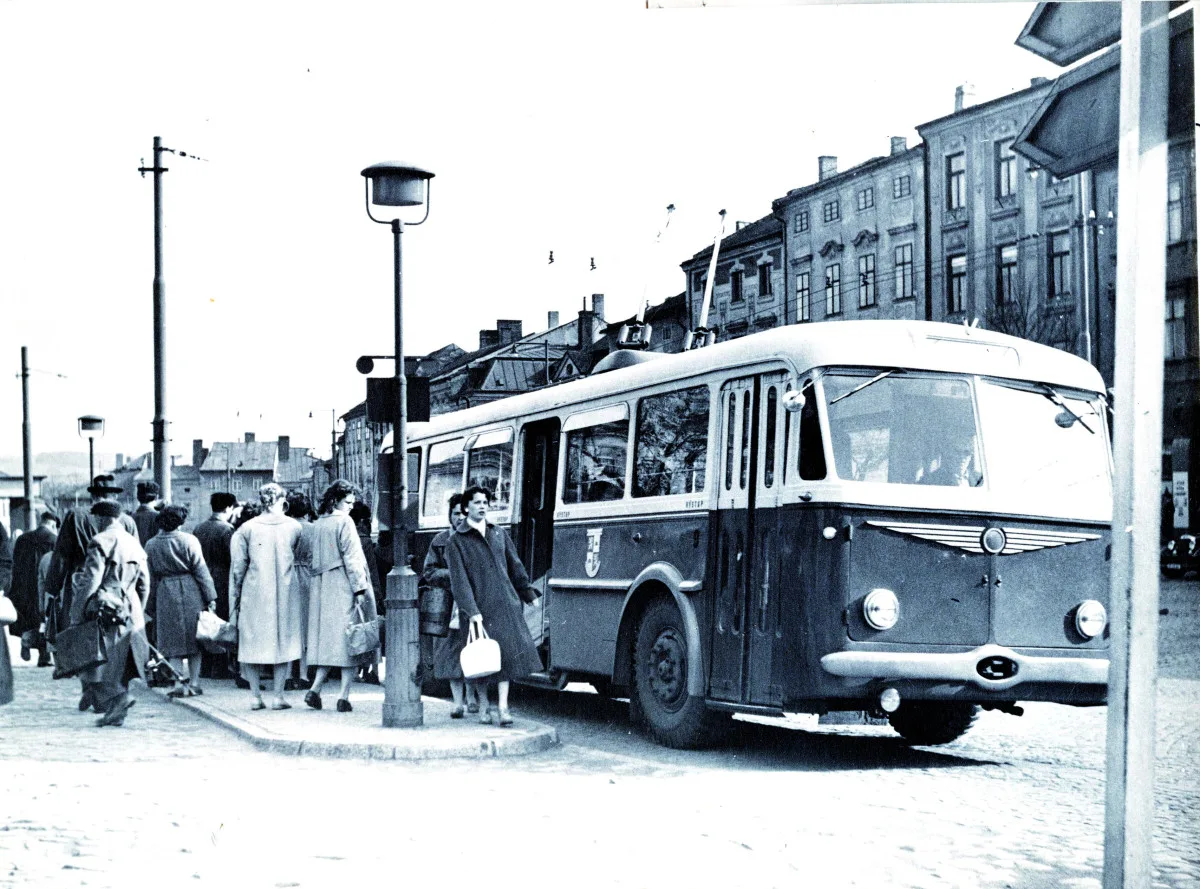 Trolejbusová zastávka uprostřed Masarykova náměstí kolem roku 1960.