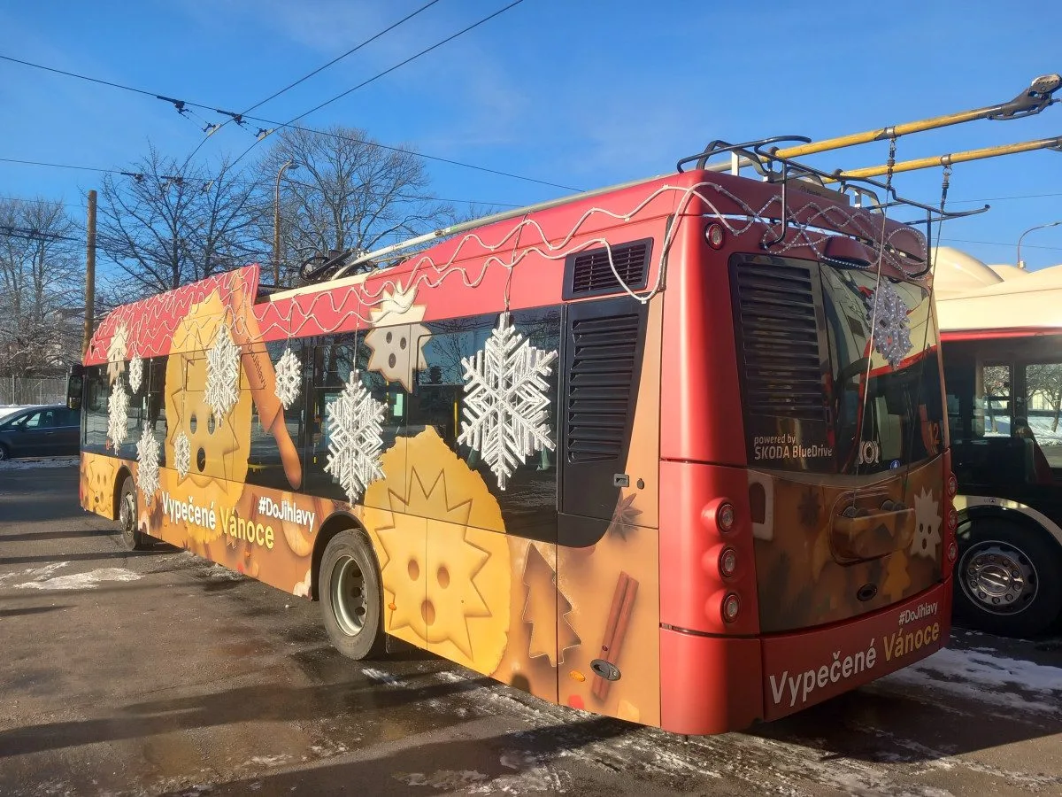 V Jihlavě opět řešili téma reklam na vozech MHD. Přelepená okna budí emoce