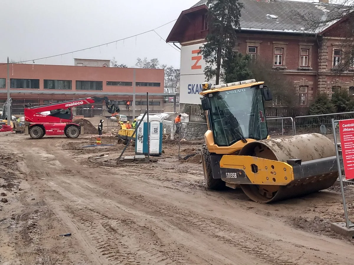 VIDEO: Z městského nádraží v Jihlavě už jezdí cestující. V místě se však dál staví