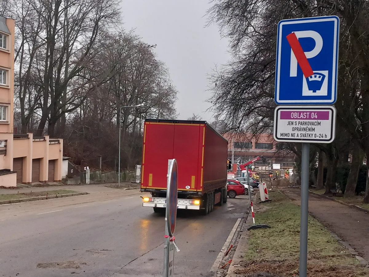 VIDEO: Z městského nádraží v Jihlavě už jezdí cestující. V místě se však dál staví