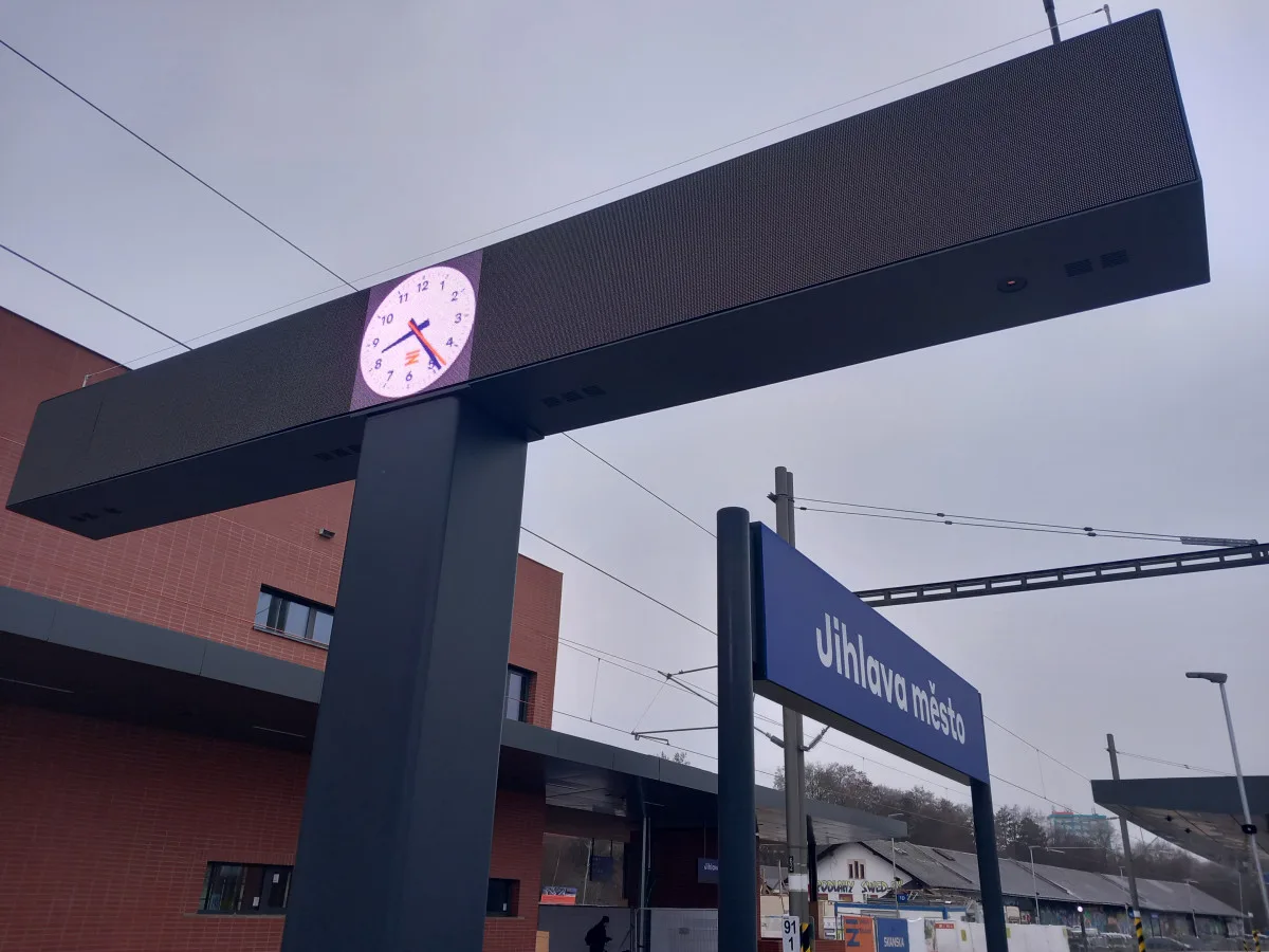 VIDEO: Z městského nádraží v Jihlavě už jezdí cestující. V místě se však dál staví