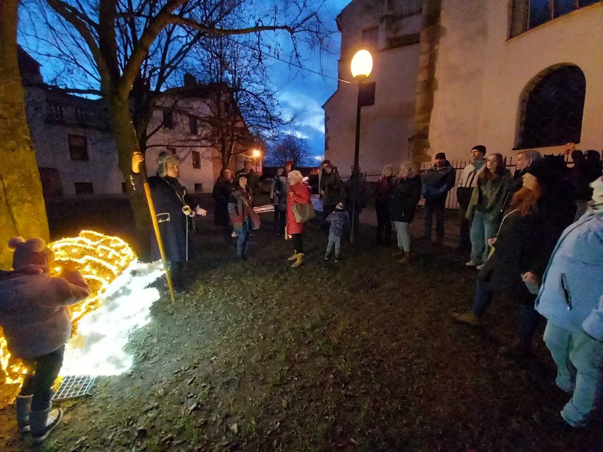 VIDEO: Jihlavou prochází ponocný, troubí na volský roh a vypráví o vánoční době