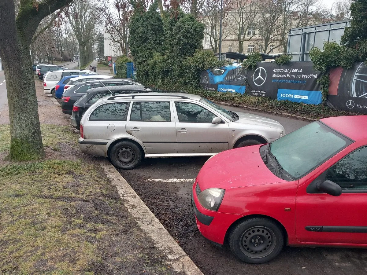 Parkování v Jihlavě XXIV: U autobusového nádraží nejsou parkovací hodiny ani potřeba