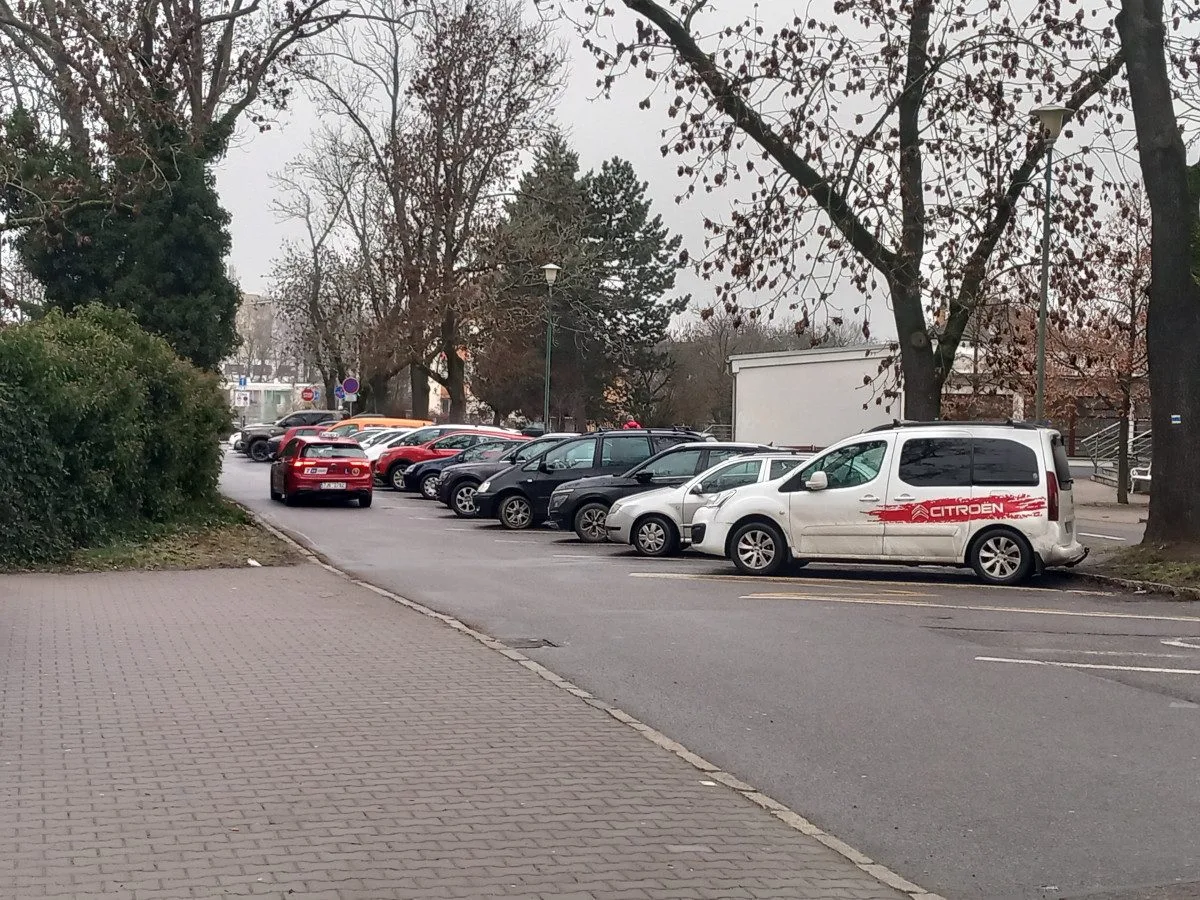 Parkování v Jihlavě XXIV: U autobusového nádraží nejsou parkovací hodiny ani potřeba