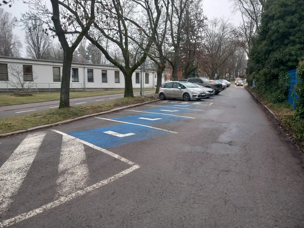 Parkování v Jihlavě XXIV: U autobusového nádraží nejsou parkovací hodiny ani potřeba