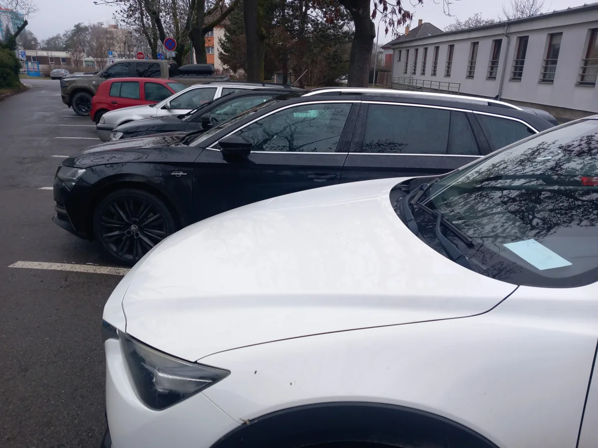 Parkování v Jihlavě XXIV: U autobusového nádraží nejsou parkovací hodiny ani potřeba