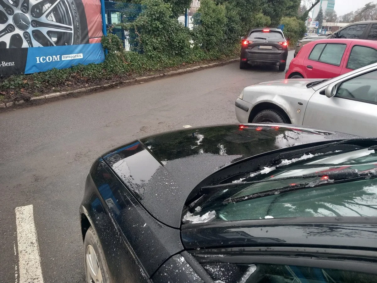 Parkování v Jihlavě XXIV: U autobusového nádraží nejsou parkovací hodiny ani potřeba
