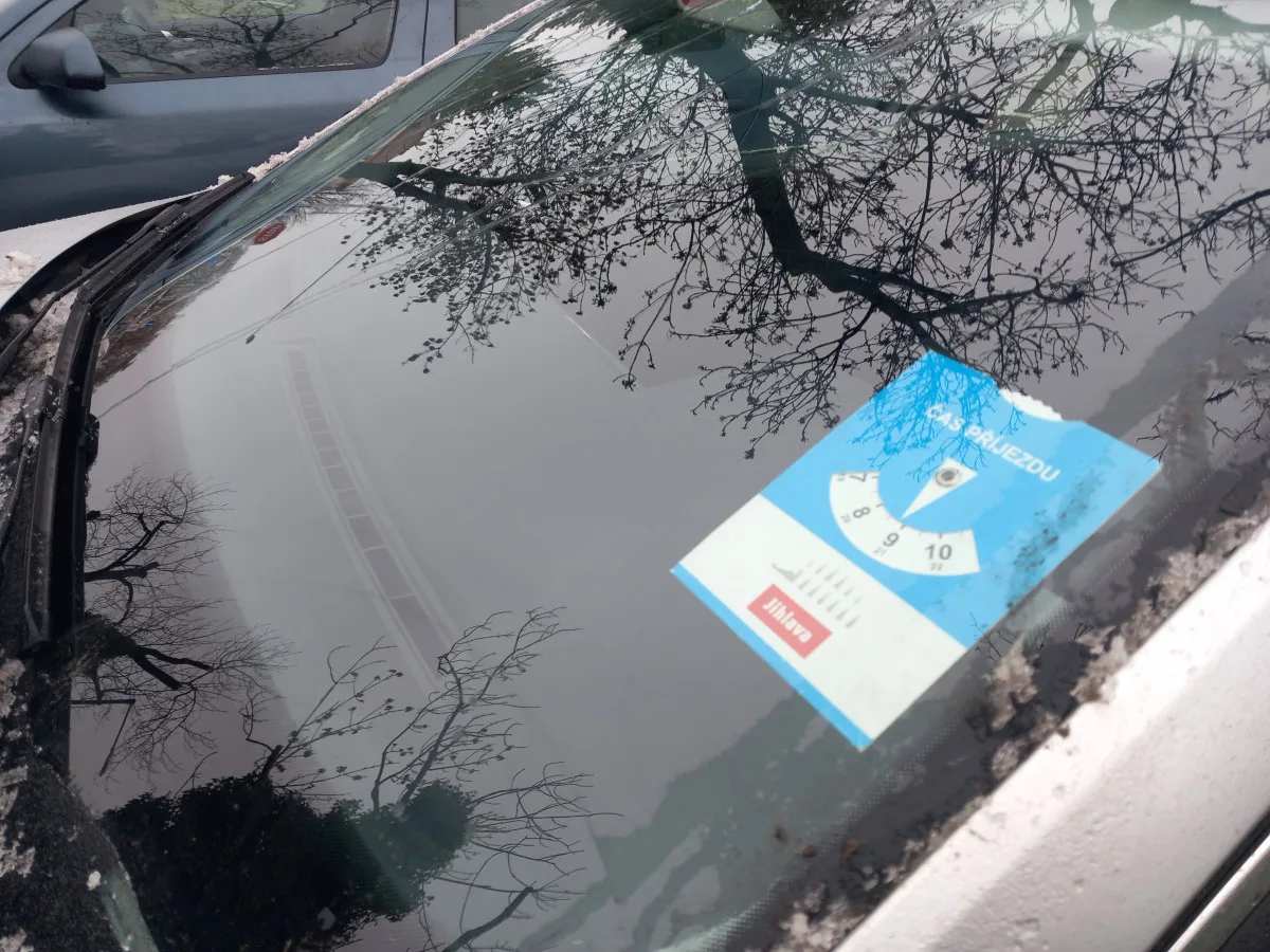 Parkování v Jihlavě XXIV: U autobusového nádraží nejsou parkovací hodiny ani potřeba