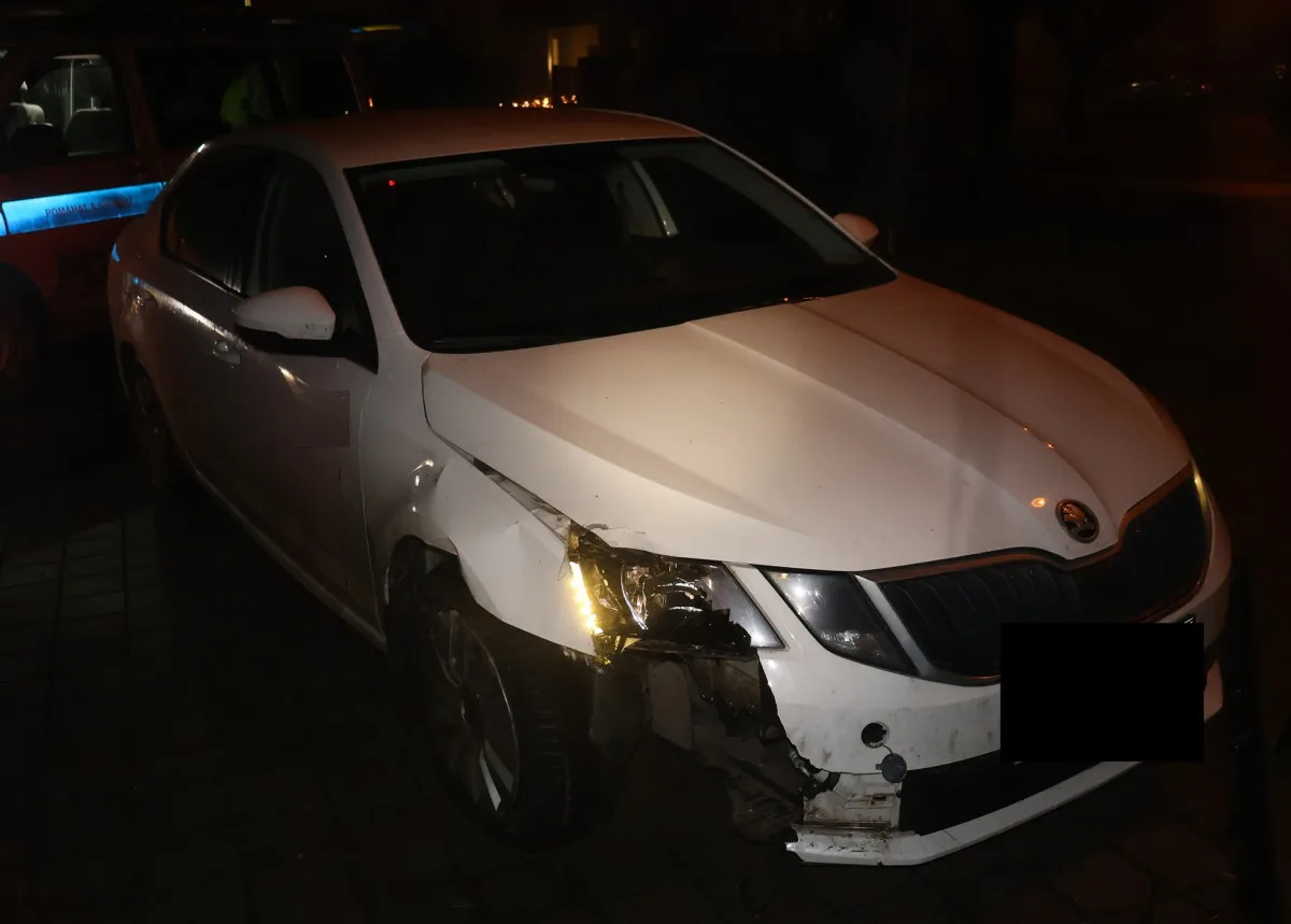Řidič v Třebíči nezvládl výjezd z kruhového objezdu, měl přes jednu a půl promile. Foto: Se svolením Policie ČR