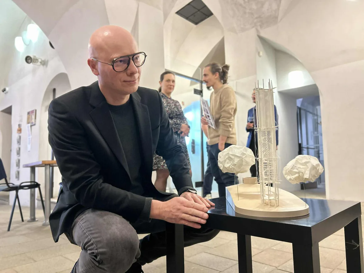 Architekt a radní David Beke s vítězným návrhem rozhledny Honzík.