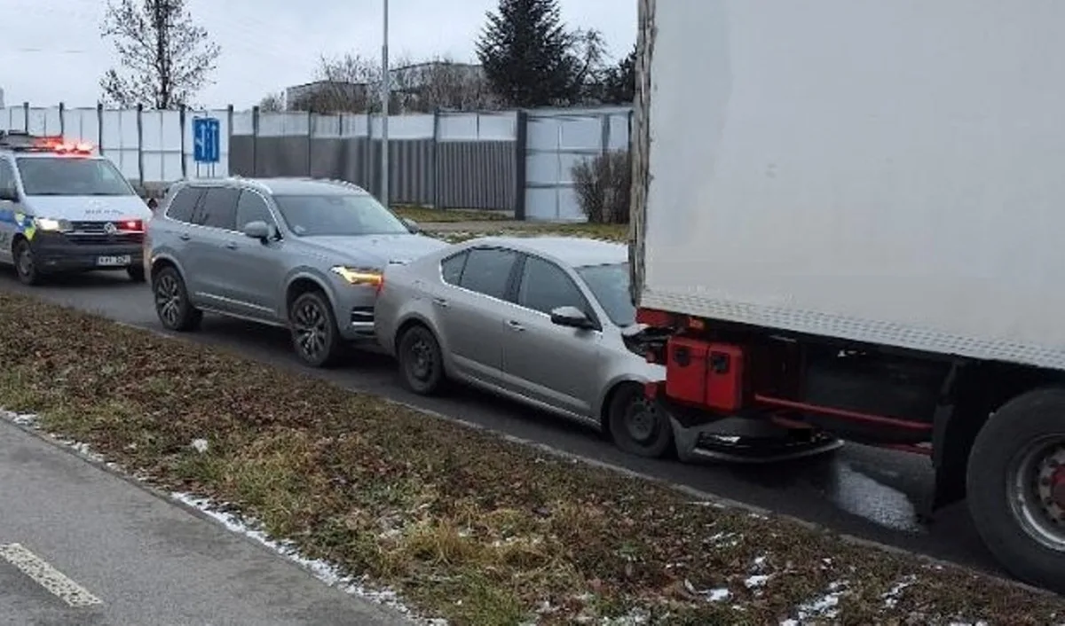 Řidič kamionu v Brodě vjel do zákazu a nacouval do auta stojícího za ním