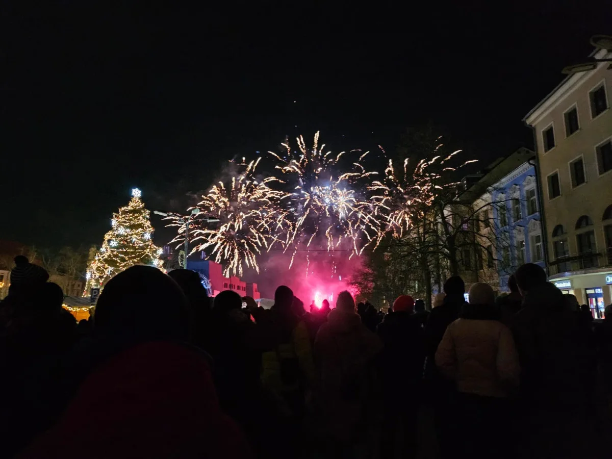 VIDEO: Nový rok na náměstí v Jihlavě. Stovky lidí sledovaly tišší ohňostroj