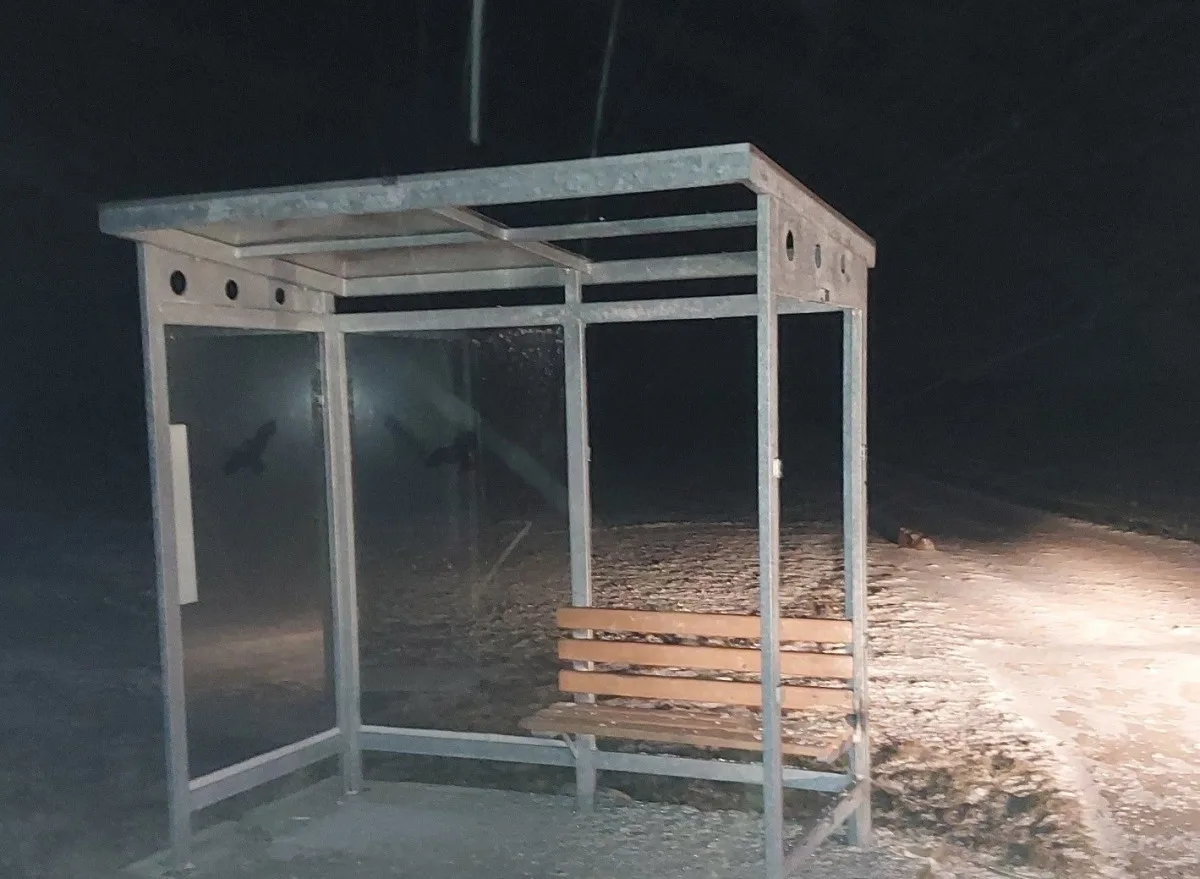 Zastávku v Lukově pravděpodobně poničila pyrotechnika. Policisté případ řeší. Foto: Se svolením Policie ČR