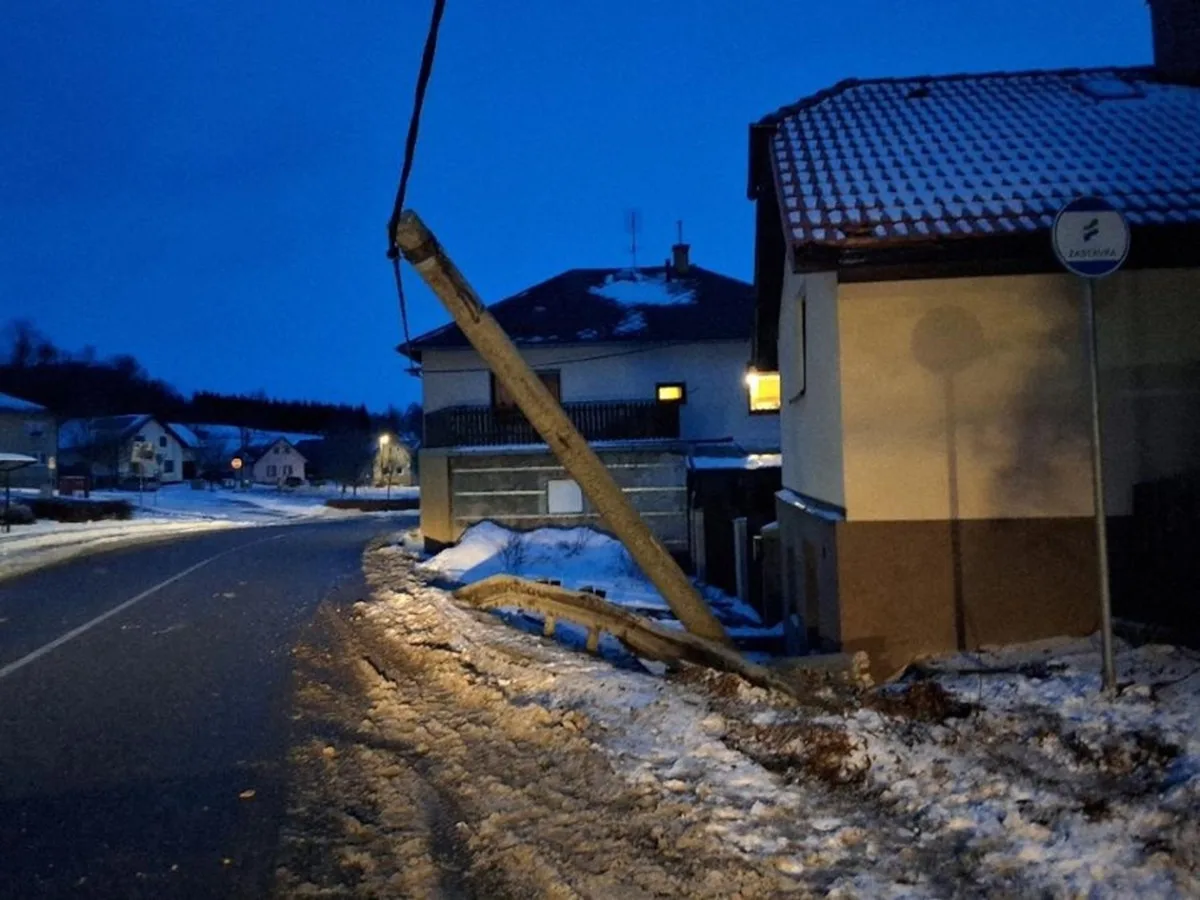 Řidič dostal smyk při předjíždění. S autem pak porazil sloup elektrického vedení. Foto: Se svolením Policie ČR