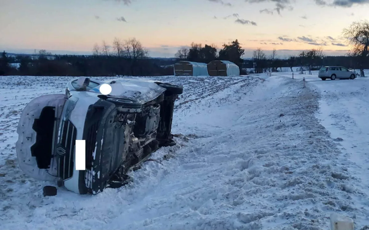 Na Vysočinu přišla zima. Řidičům to na silnicích klouže, počet nehody se zvýšil. Foto: Se svolením Policie ČR